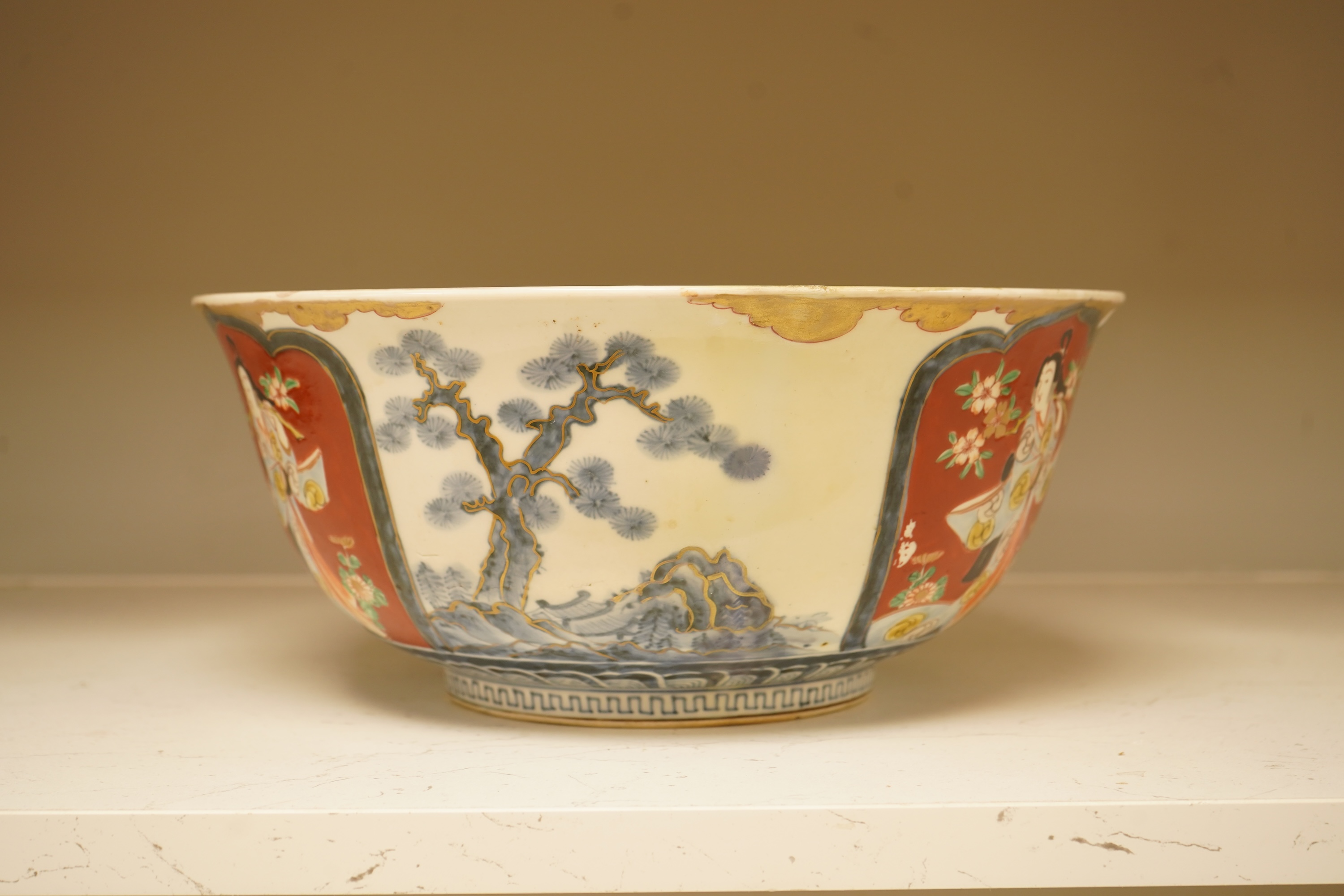 A 19th century Japanese Imari bowl, 31cm in diameter